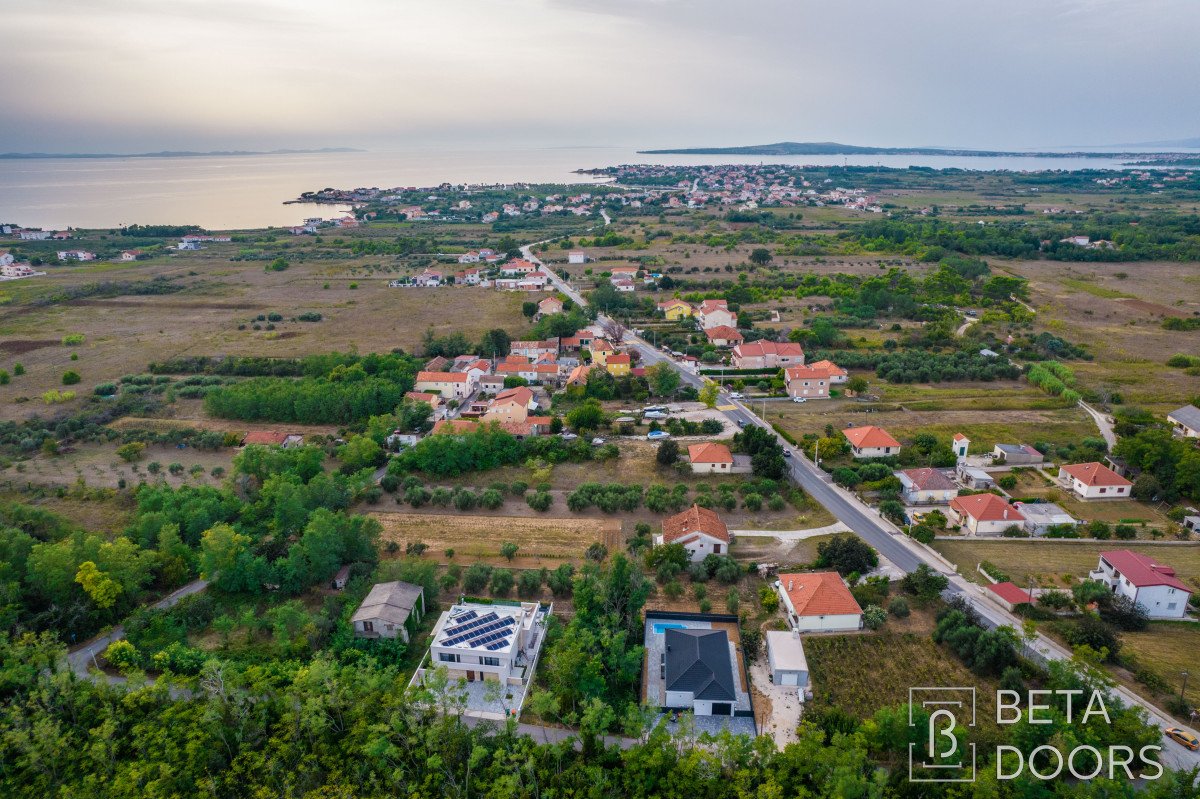Stambena zgrada sa bazenom 